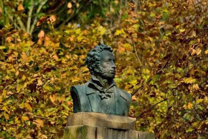 一场烟雾弹般的决斗：是真捍卫爱情还是真被迫害？