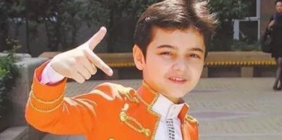 ​20岁的阿尔法又帅回来了！秃顶被吐槽，植发后成男版“芭比”