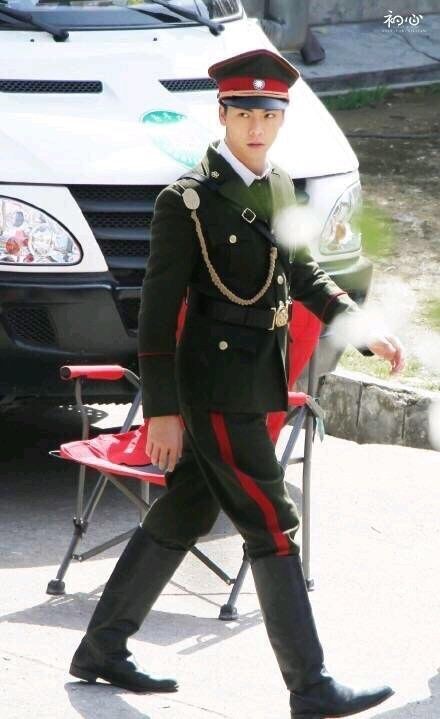 老九门再曝陈伟霆新照，佛爷伤痕造型英武霸气