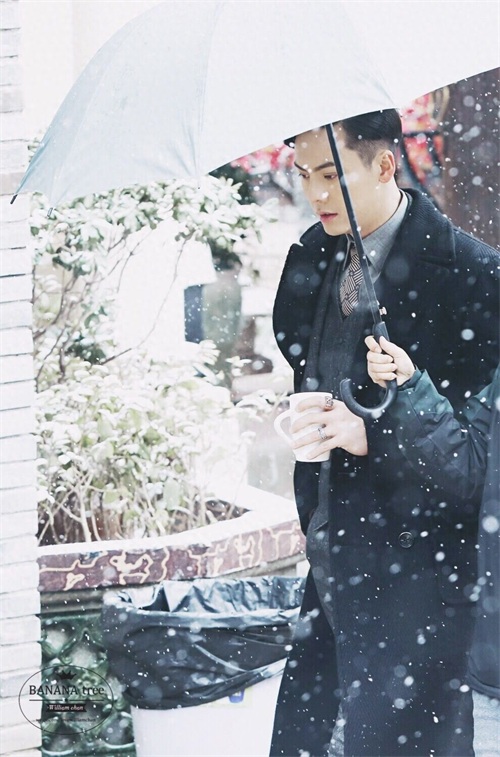 老九门再曝陈伟霆新照，佛爷伤痕造型英武霸气