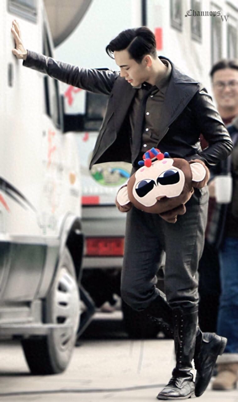 老九门再曝陈伟霆新照，佛爷伤痕造型英武霸气