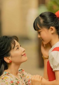 ​刘涛终于选对新发型！微卷长发清新柔美，搭复古碎花裙美得开了挂