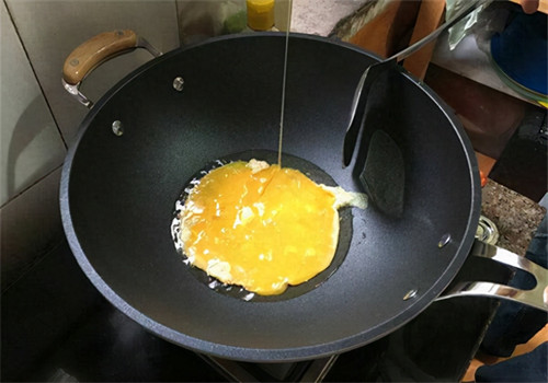 铁锅涂层掉了还能用吗(铁锅涂层是什么材料)