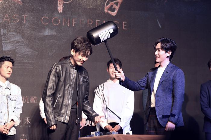 朱一龙亮相《镇魂》开播发布会，宜古宜今获封“眼技派”