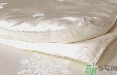 ​盖蚕丝被有什么好处?蚕丝被的好处和功效