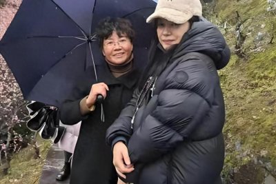 ​赵薇现身安徽 ! 回芜湖老家看母亲 , 和粉丝合照法令纹明显 , 略显羞涩