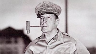 ​1901年麦克阿瑟出庭，双腿颤抖，头发被汗水打湿，看向台下母亲