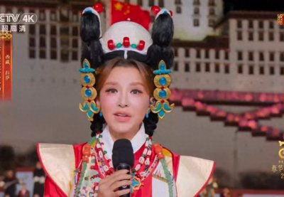 ​51岁董卿和儿子现身南通！素颜与网友合照，发际线与法令纹明显