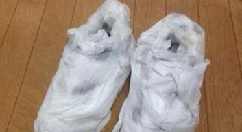 白鞋刷完后有必要裹卫生纸吗,洗白鞋的时候为什么要拿卫生纸包起来图3