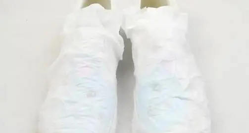 白鞋刷完后有必要裹卫生纸吗,洗白鞋的时候为什么要拿卫生纸包起来图4