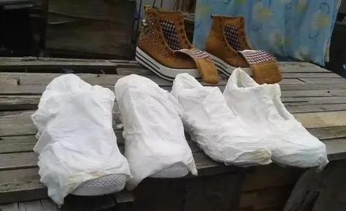 白鞋刷完后有必要裹卫生纸吗,洗白鞋的时候为什么要拿卫生纸包起来图5