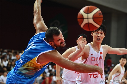 2018国际男篮锦标赛次轮 中国红队2分险胜乌克兰队