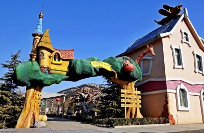 ​山东一游乐场，占地千余亩被誉“小迪士尼”，门票40元可鲜少人知