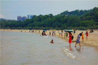 ​珠海这个沙滩长几百米, 环境一般, 夏天游客还不少