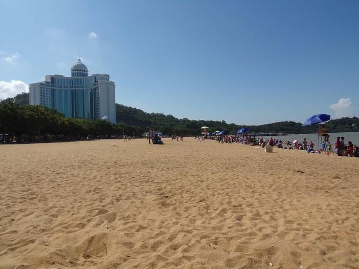 珠海这个沙滩长几百米, 环境一般, 夏天游客还不少