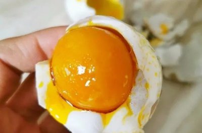 ​咸鸭蛋的腌制方法? 不用裹泥，不用盐水，28天流油起沙，超简单