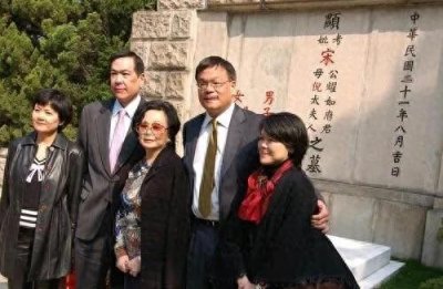 ​2012年，宋子文女儿宋琼颐携家人回上海，给爷爷扫墓时的一张合影