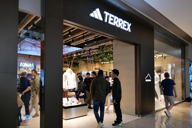 adidas户外运动旗舰店（adidasTERREX旗舰店开业开启可持续户外服饰）(1)