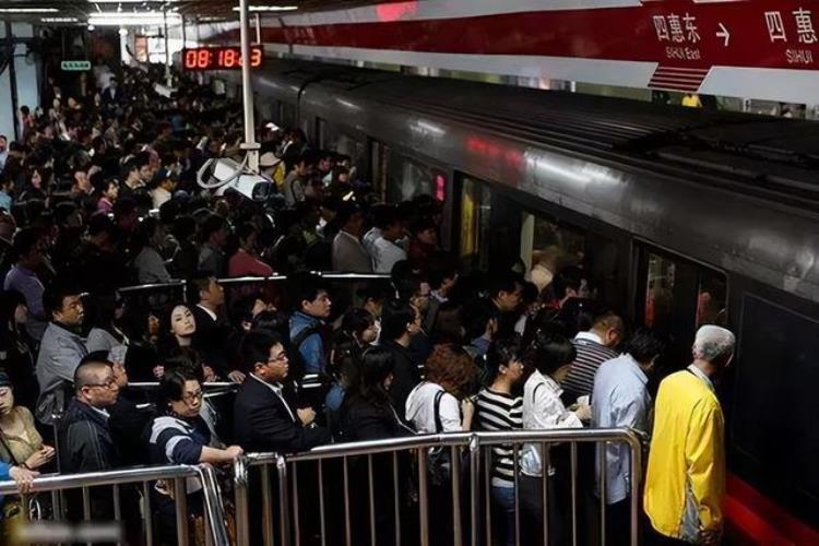 北京地铁下班高峰期哪个线最挤「北京地铁线路中上下班最拥挤的是哪条线路」