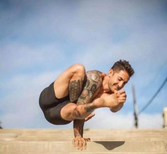 ​“花臂倒立男神”让倒立和手平衡更轻松！练瑜伽的男人有多撩人