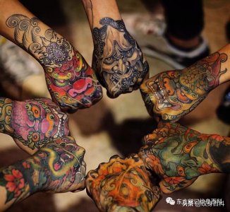 ​手背上的传统纹身，有很多人不敢纹