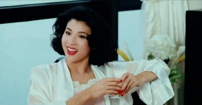 ​她出身草根容貌气质俱佳，选亚姐奖拿到手软，为人正直后经商致富