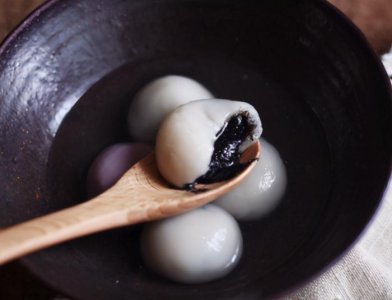 ​自制传统黑芝麻汤圆，比买的还要好，亲手做给家人吃