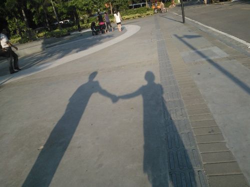 手牵手一步两步三步四步往前走是什么（手牵手一步两步三步四步往前走是什么歌）