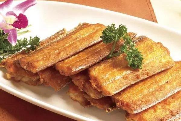 油炸带鱼，用淀粉还是蛋清,学会这招炸出香酥带鱼