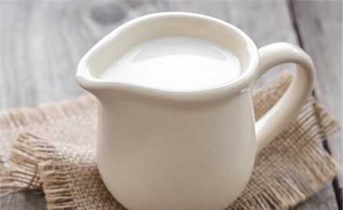 牛奶能放冰箱冷藏,纯牛奶能不能放冰箱?图2