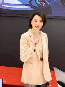 ​董卿9月2日开会照片曝光：坐姿气场有大佬范，“鸡窝头”发型抢镜