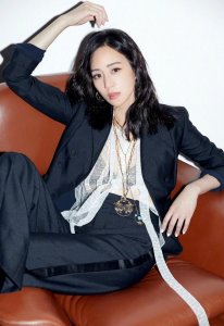 ​又被张钧甯惊艳了！西服套装帅气开撩 气场全开演绎霸道总裁风