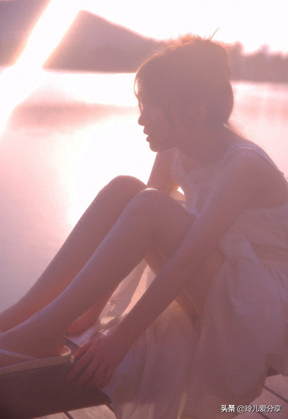 高颜值极品软妹甜美可爱浴室写真