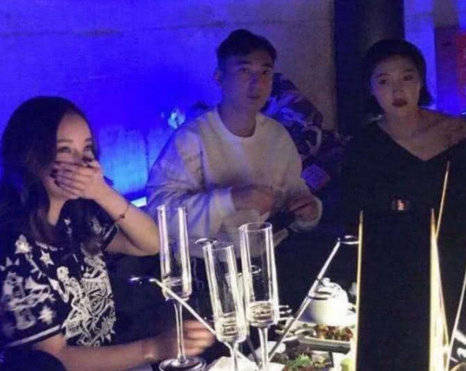 酒吧敲一次钟，大约需要花多少钱？女酒保无奈说出大实话