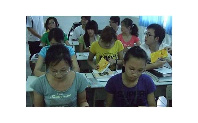 学渣坐在学霸的棒棒上写作业