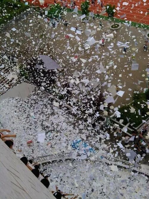 漫天飞舞的意思是什么(词语漫天飞舞什么意思)