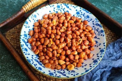 ​做油炸花生米，记住“3个窍门”，花生米金黄酥脆，久放不返潮
