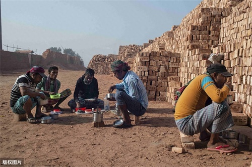 直击孟加拉搬砖工生活：日薪不足15元，无病无灾就是赚钱
