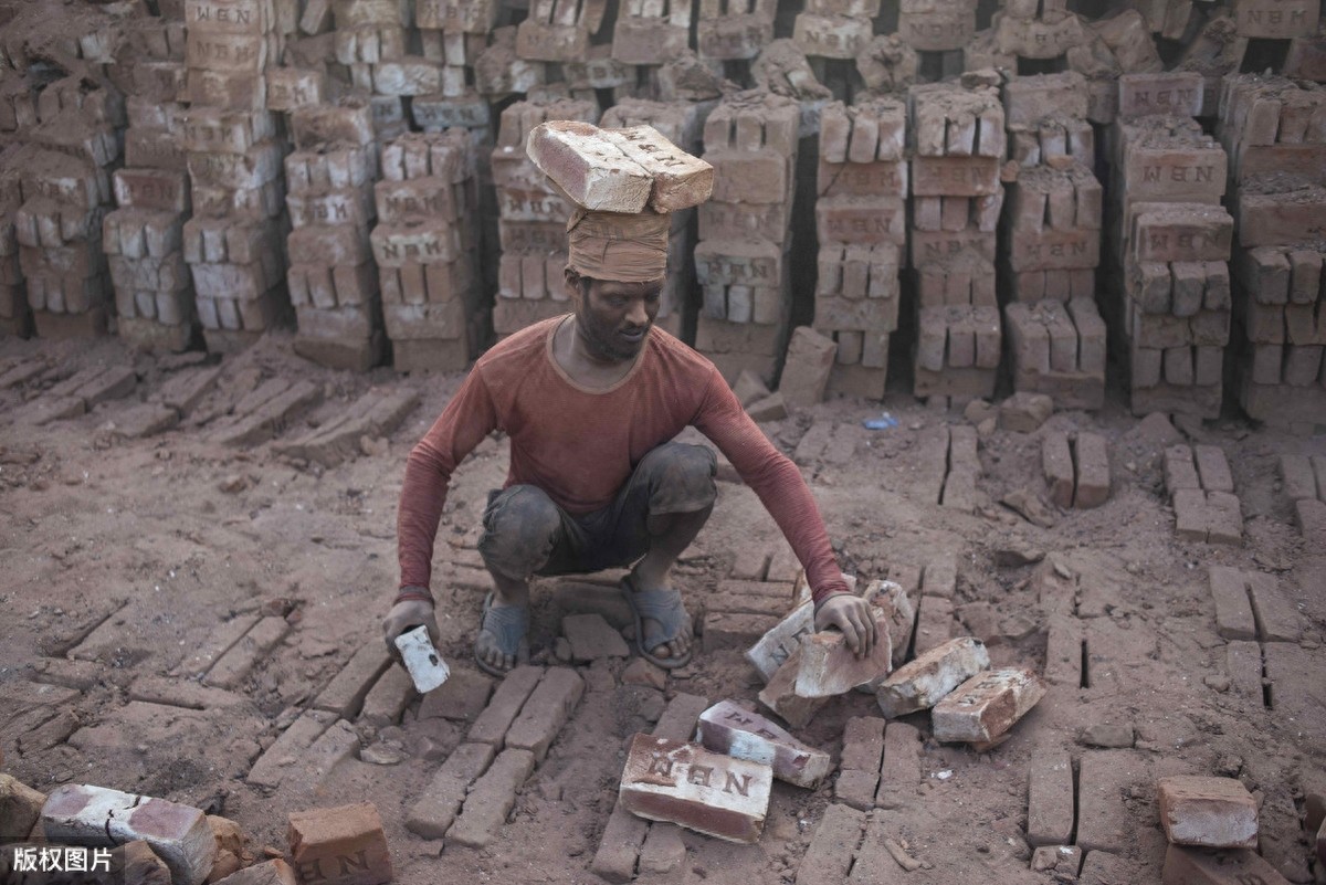 直击孟加拉搬砖工生活：日薪不足15元，无病无灾就是赚钱