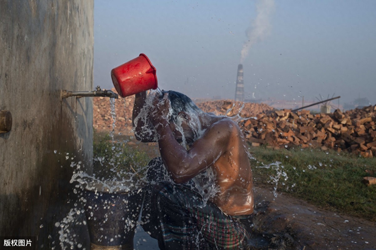 直击孟加拉搬砖工生活：日薪不足15元，无病无灾就是赚钱