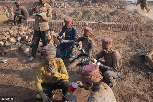 直击孟加拉搬砖工生活：日薪不足15元，无病无灾就是赚钱