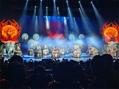 ​白天看山晚上看戏！张家界魅力湘西蛇年首演“开门红”