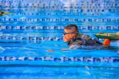 ​游泳简单？武装泅渡试试