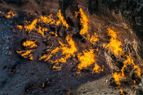 摄影师拍摄土库曼斯坦“地狱之门”，燃烧50年火焰不灭令人惊叹