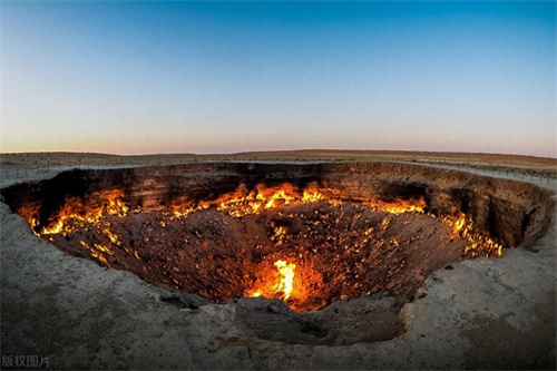 摄影师拍摄土库曼斯坦“地狱之门”，燃烧50年火焰不灭令人惊叹