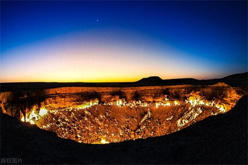 摄影师拍摄土库曼斯坦“地狱之门”，燃烧50年火焰不灭令人惊叹