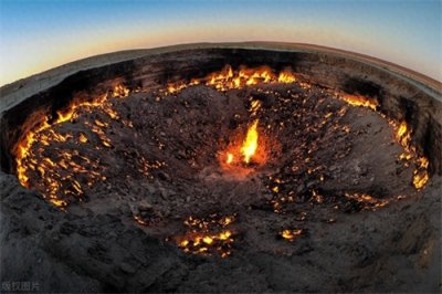 ​摄影师拍摄土库曼斯坦“地狱之门”，燃烧50年火焰不灭令人惊叹