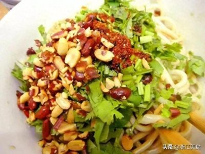 ​凉面的几种家常做法，酸辣劲道，夏天吃它开胃又过瘾