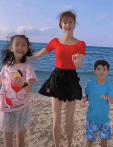 ​47岁金巧巧带儿女热舞，全身瘦成纸片人，曾被称为小三专业户