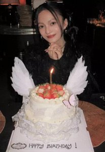 ​42岁张韶涵庆生美照曝光，双手合十许愿甜笑迷人